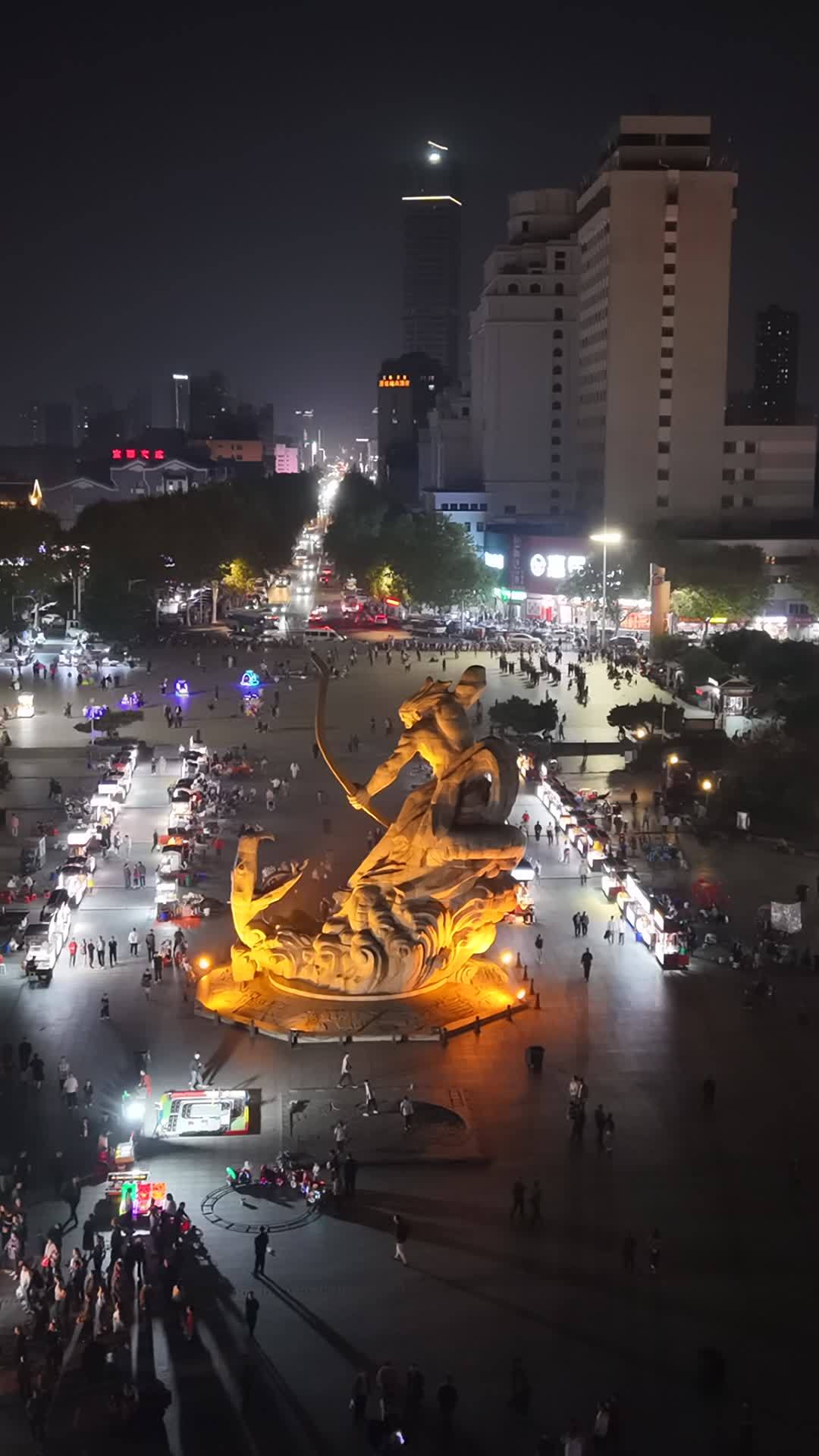 夜幕下的城市广场