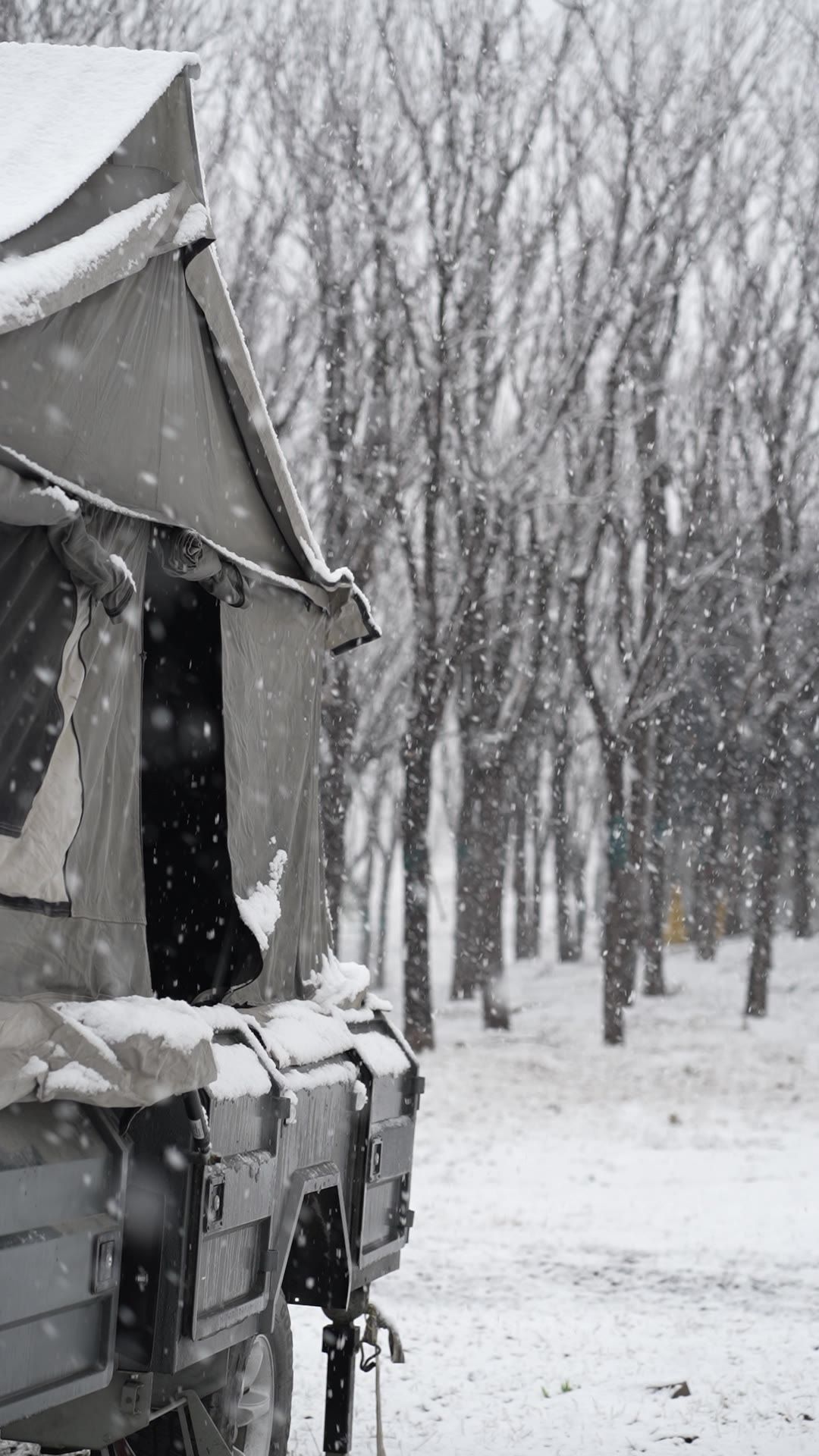 露营营地 下雪掠影