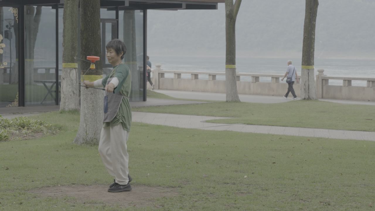 太极扇舞动的清晨