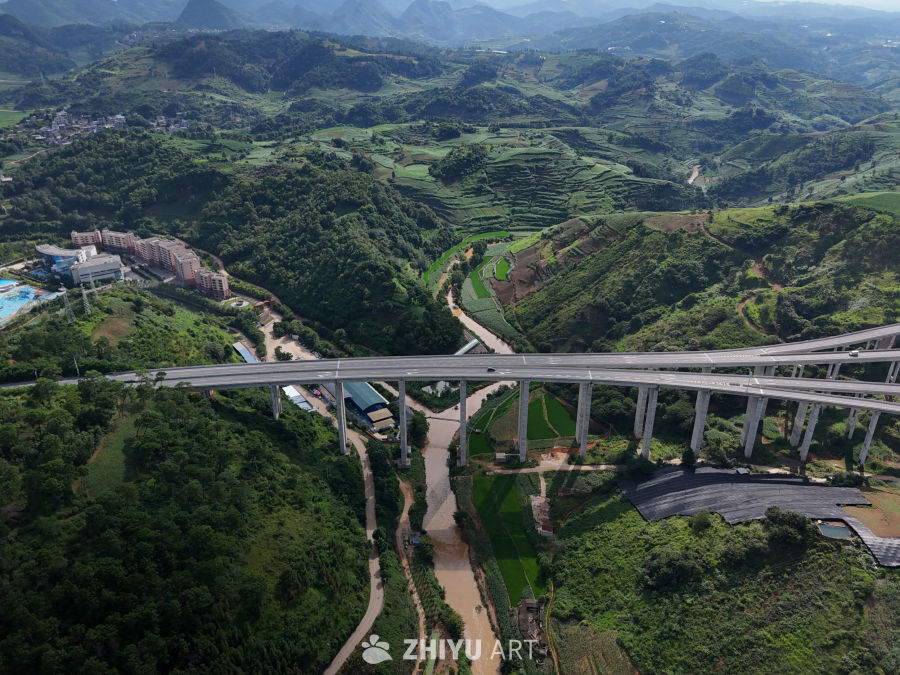 山间绿意盎然的高速公路