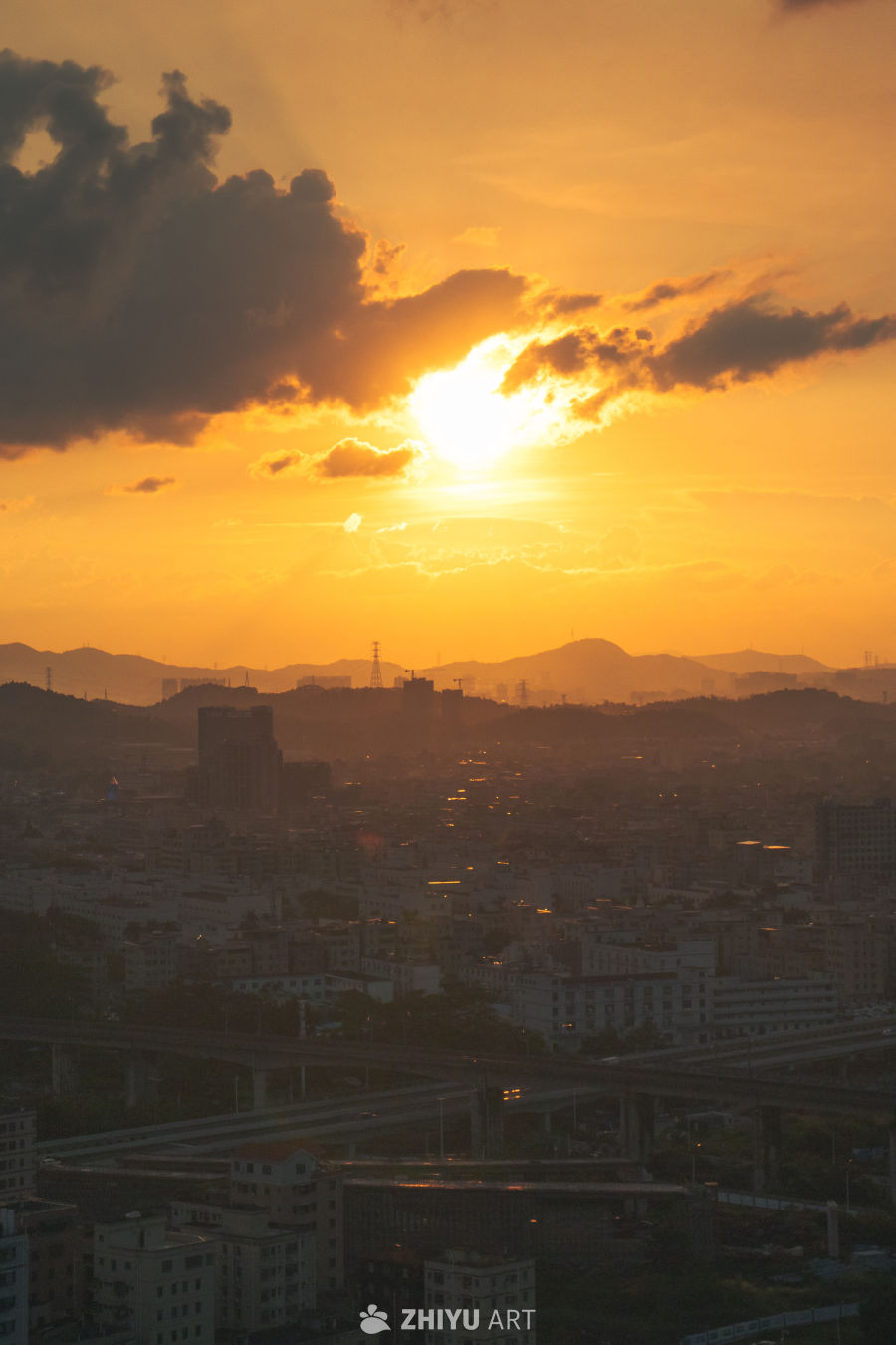 城市黄昏：光影交织的美景