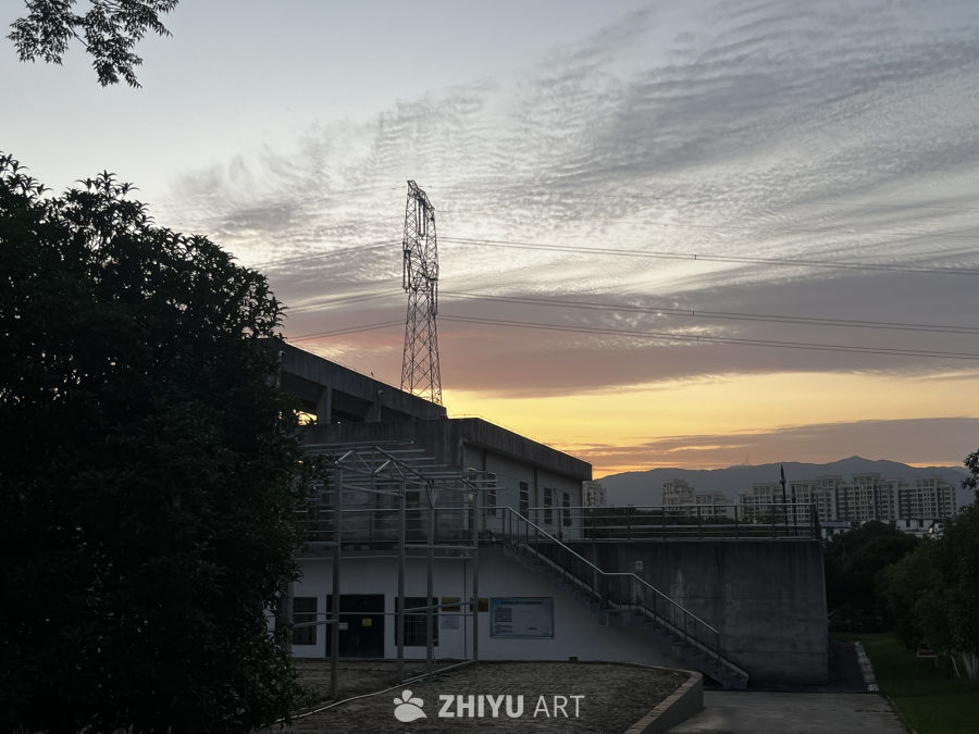日落下的城市一角