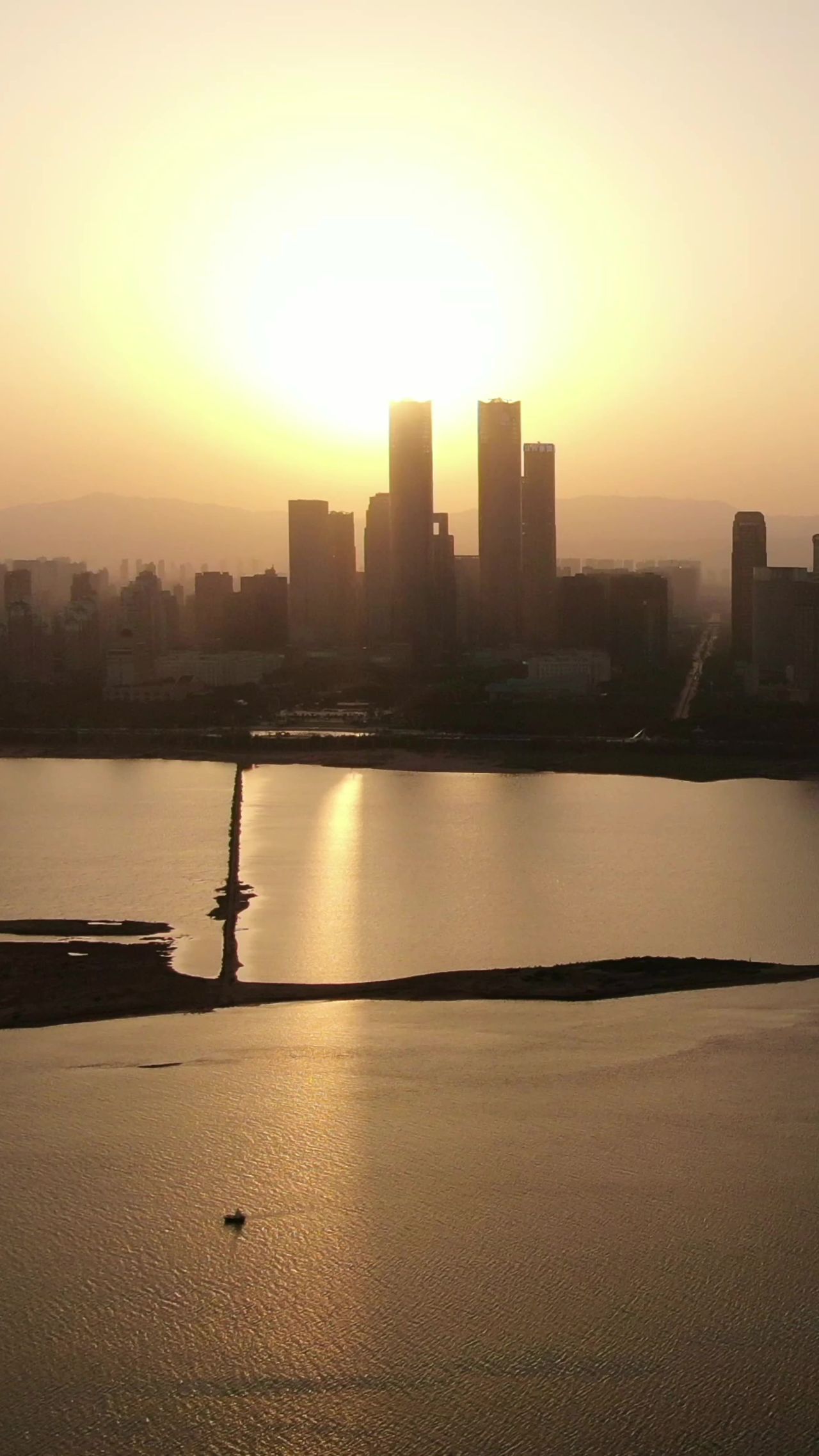  江西南昌城市日落晚霞夕阳竖屏航拍