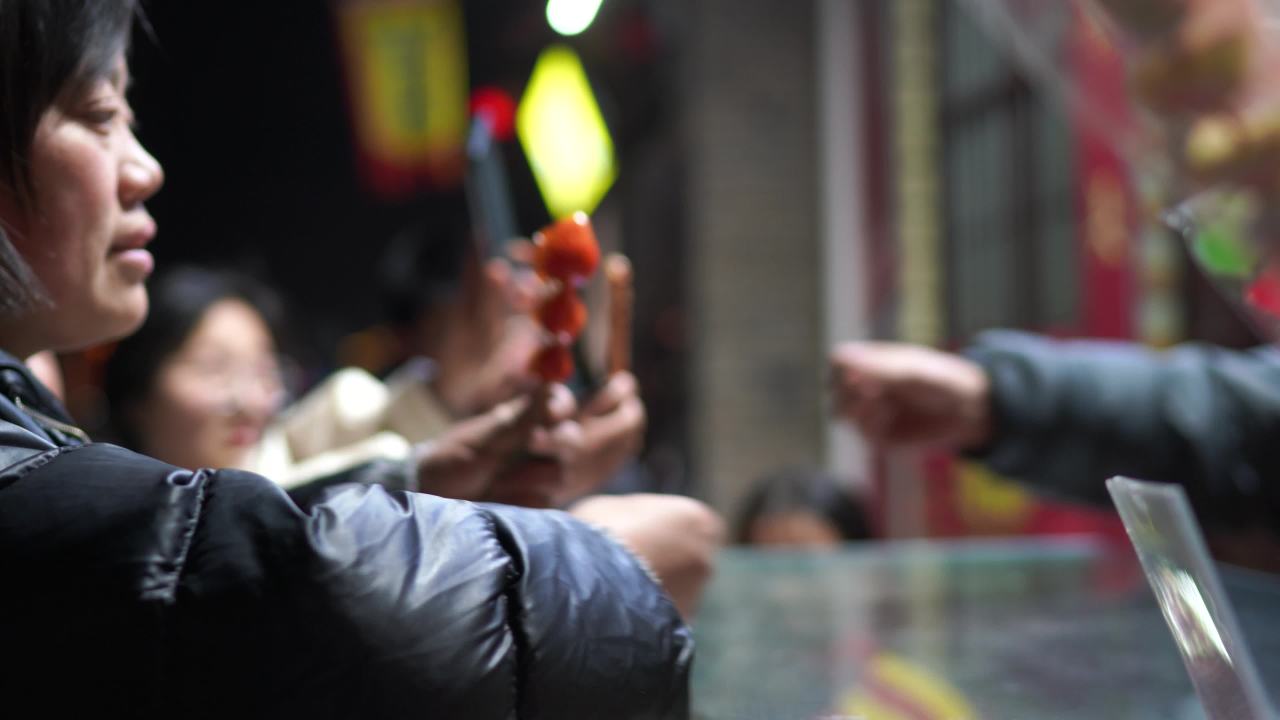 夜市街头的吸烟者