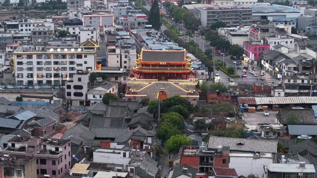 古城夜景与现代交织