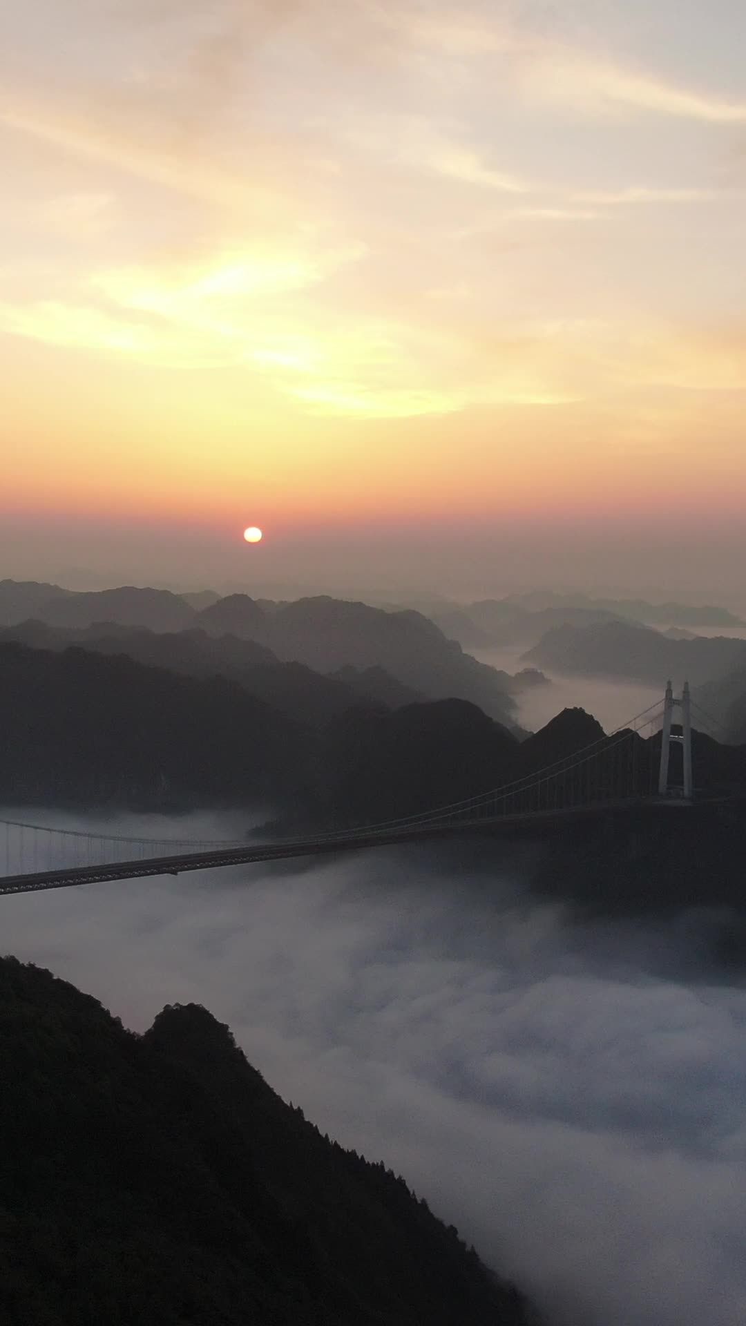 日出云海山间桥