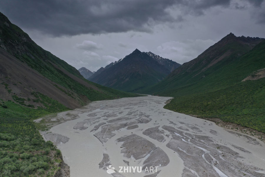 山谷中的河流
