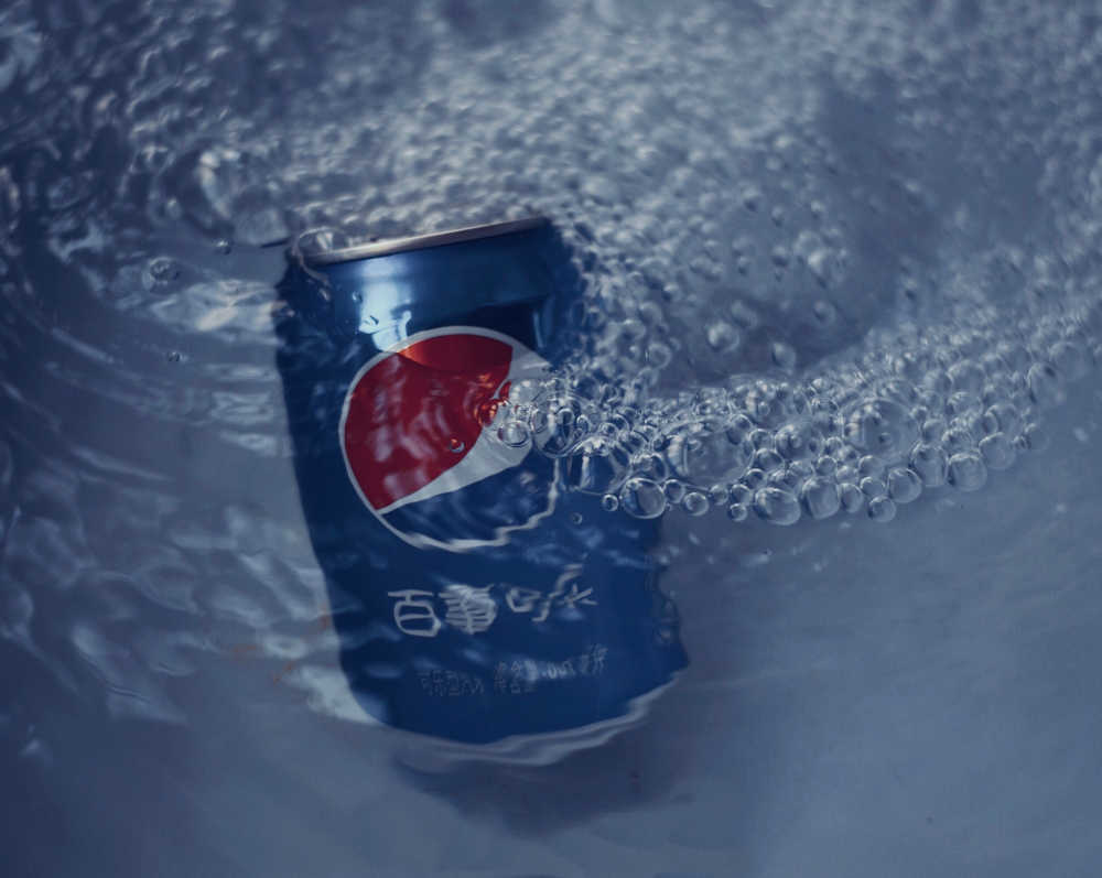 水中的可乐
