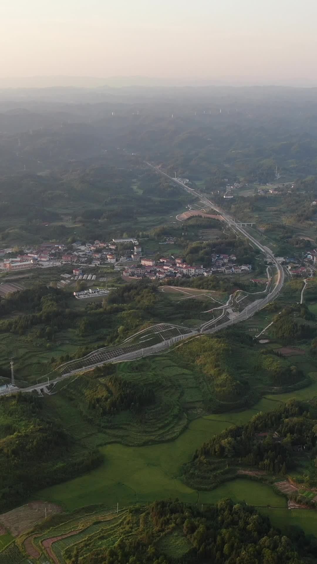 山间村落的日落景色