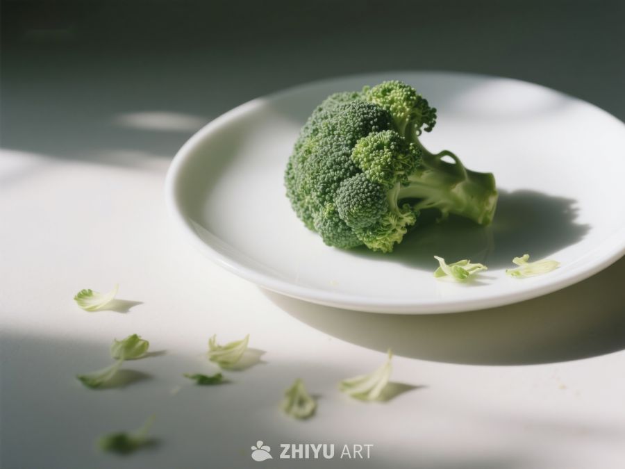 盘中的西兰花与散落的叶片 207