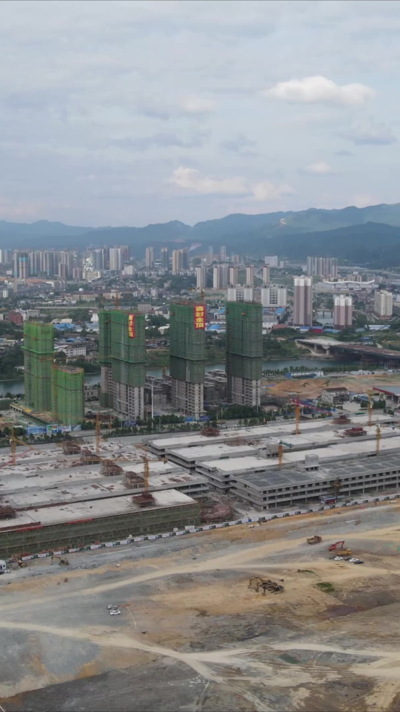 航拍城市建设施工吊他竖屏