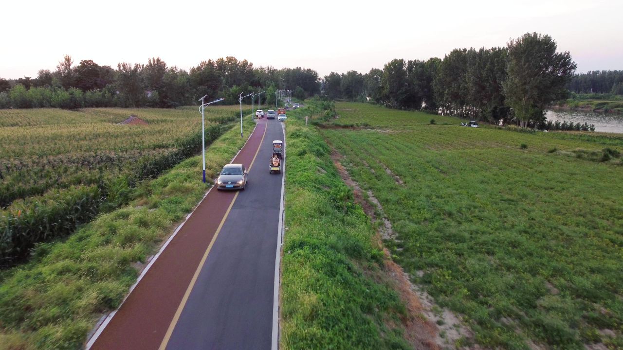 航拍家乡的农田和公路车辆