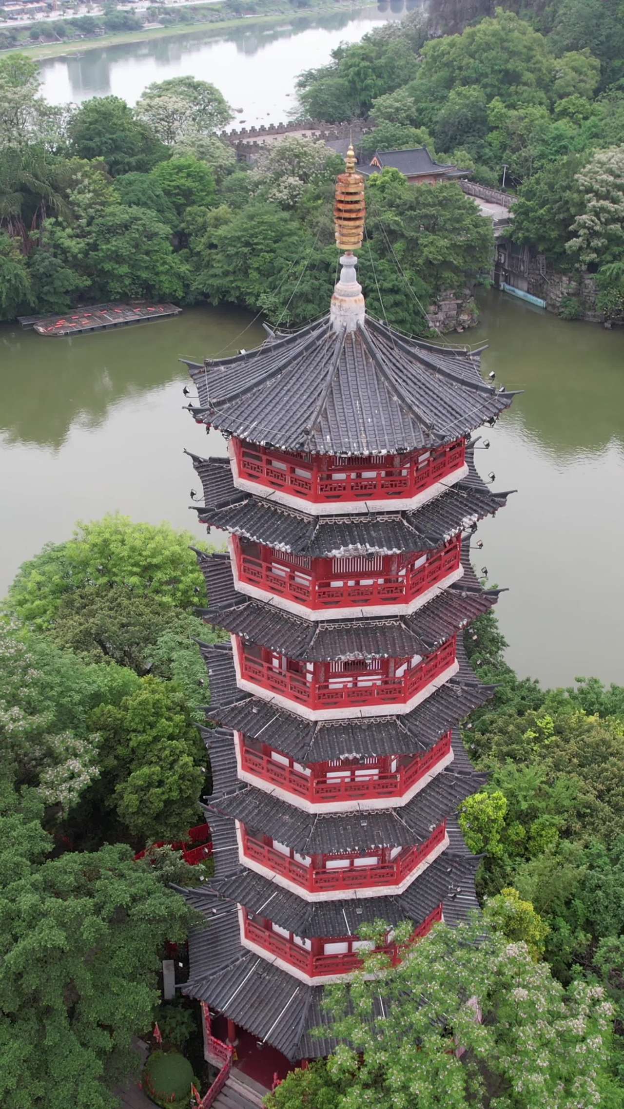 红顶古塔与自然风光