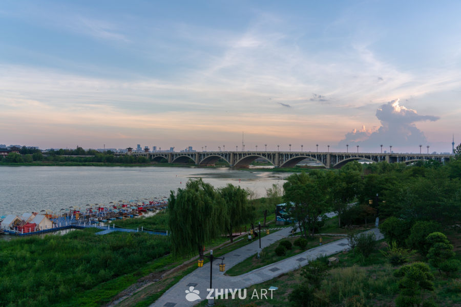 夕阳下的河畔桥景