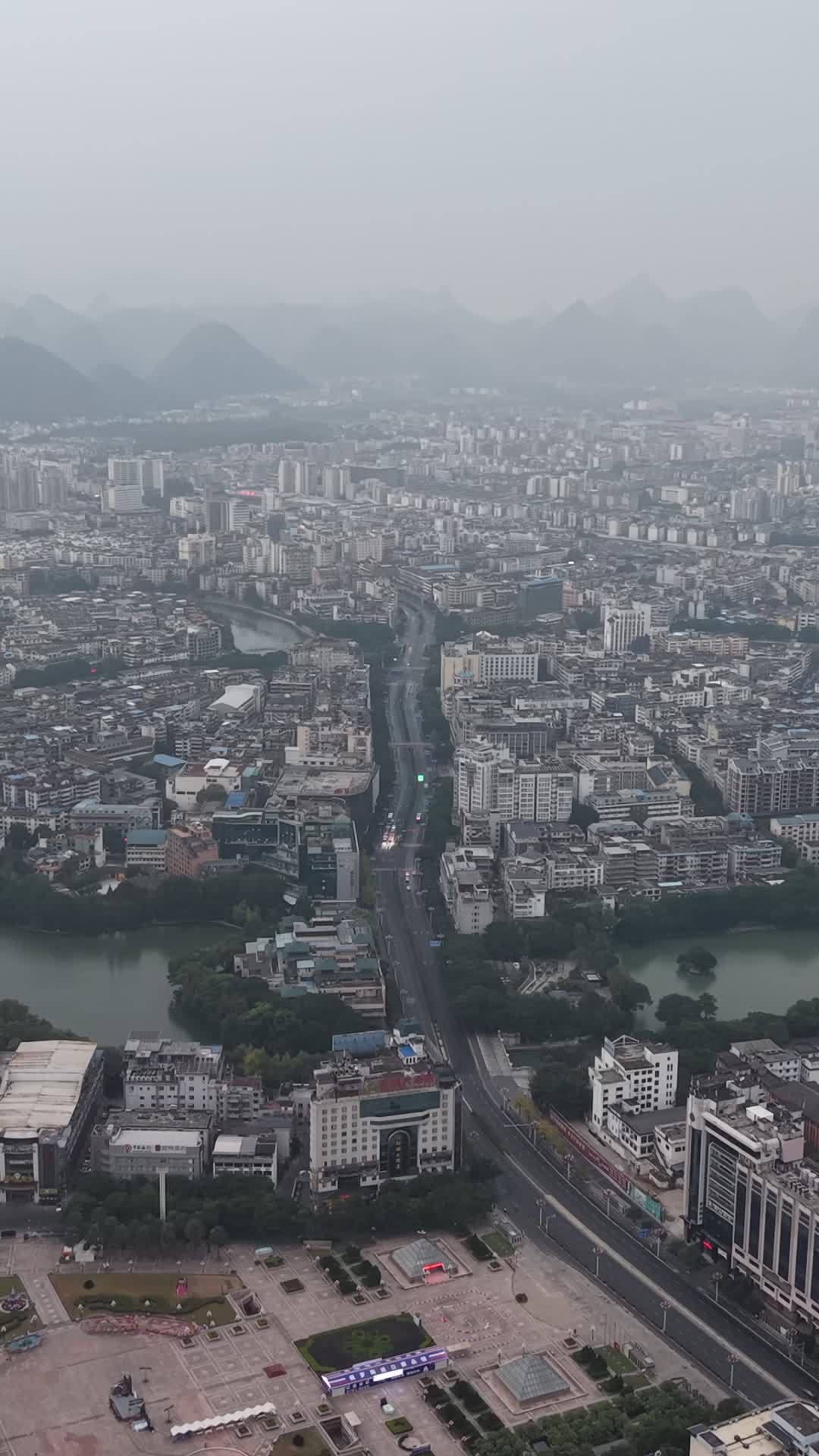 晨雾中的山水城市