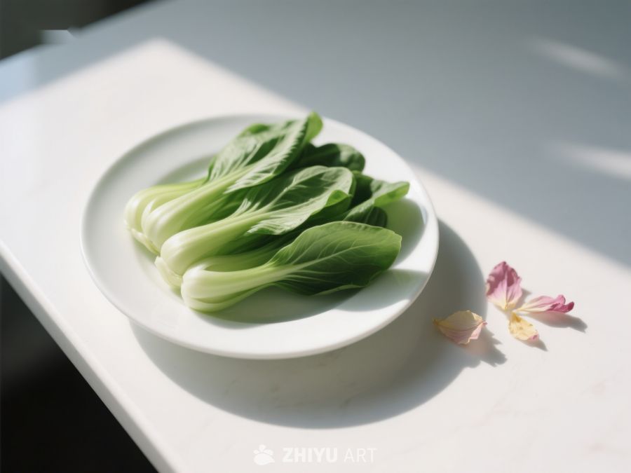 盘中青菜与花瓣的静谧组合 282