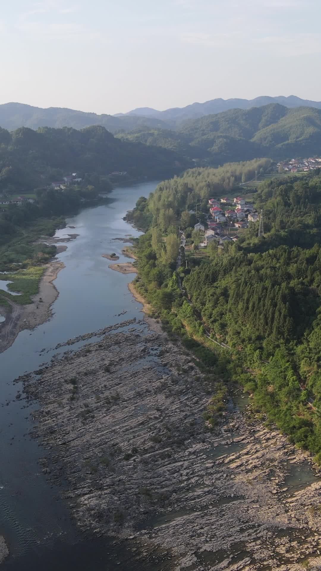 山河静谧的乡村风光