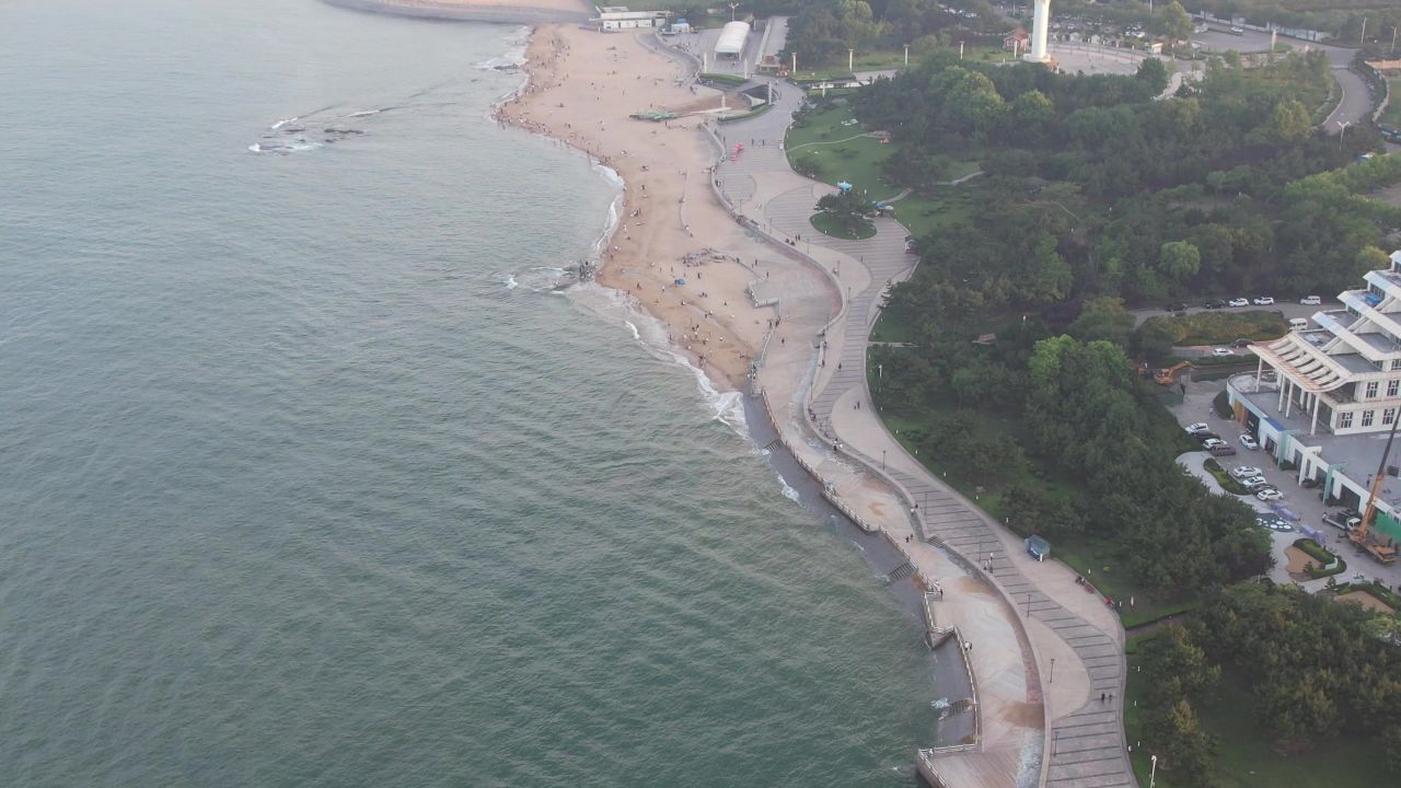 大海海洋沙滩礁石海岛自然风光航拍 