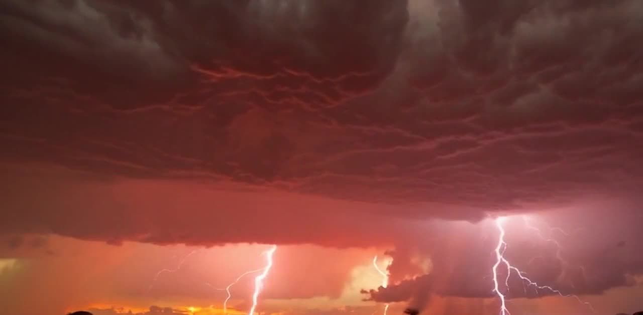 夕阳映衬雷暴闪电：天空乌云密布，雷电交加。