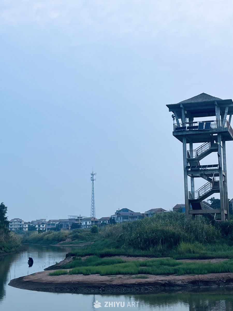 河边塔楼与芦苇风光