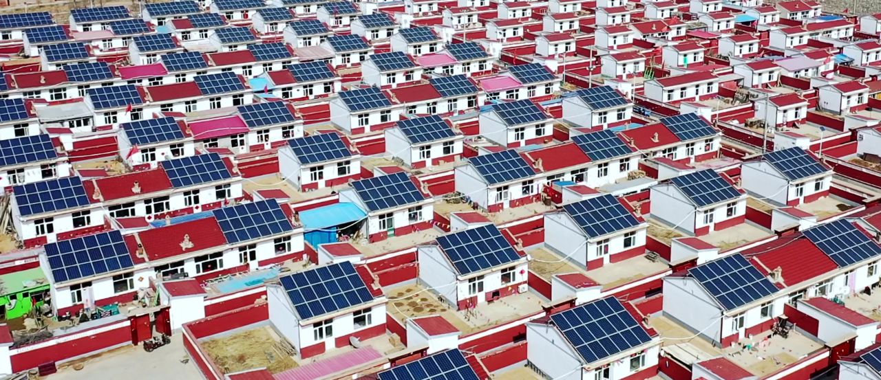 农村整齐的房屋和屋顶光伏发电板航拍