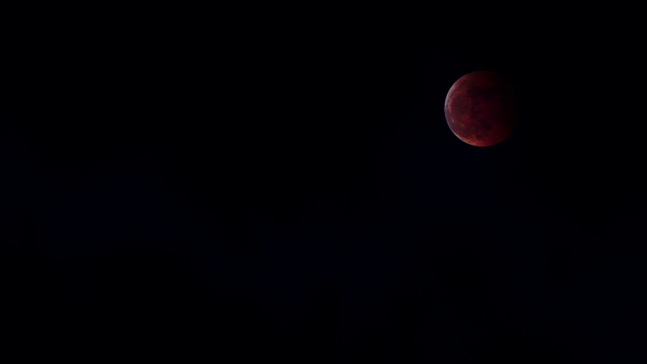 红月亮月全食月掩天王星实拍视频
