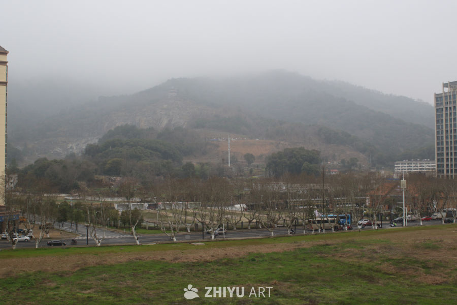 雾中城市与山景