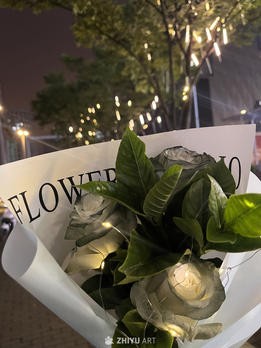夜色中的浪漫花束