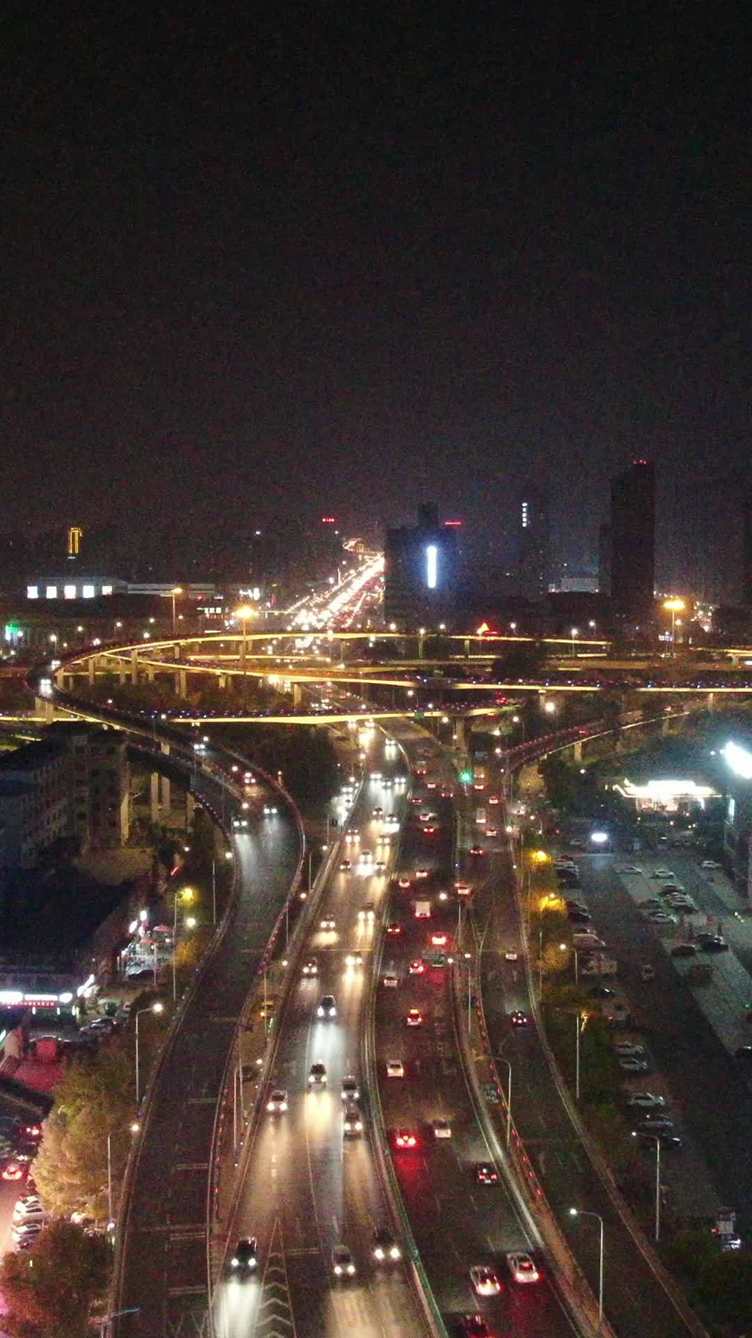 夜幕下的都市交响