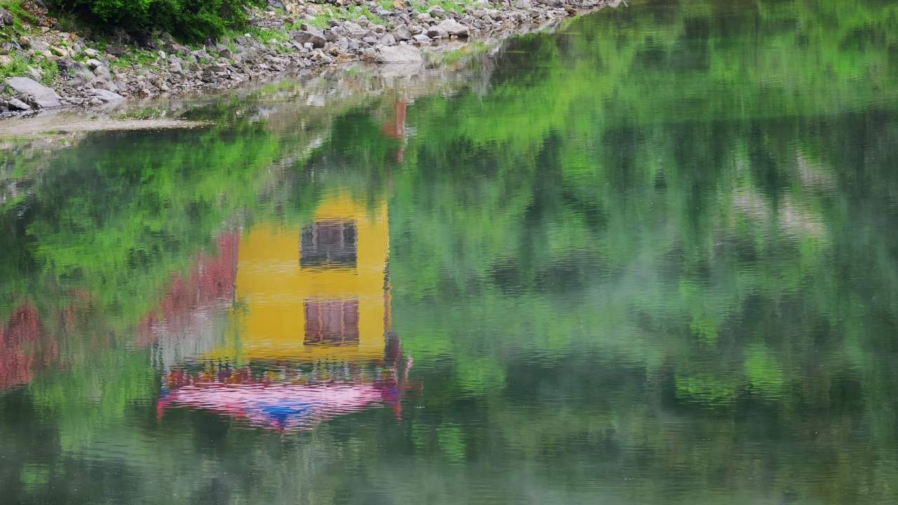 川西措卡湖唯美自然风光特色建筑
