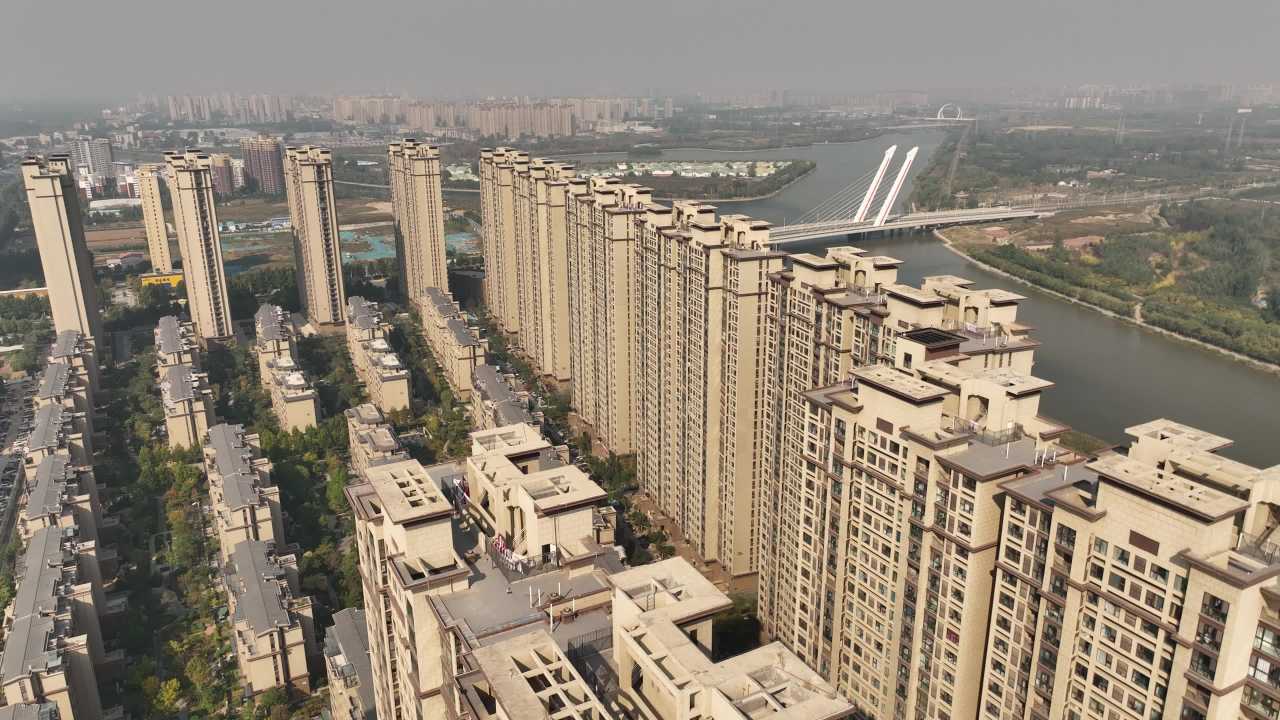 城市天际线与自然和谐共存