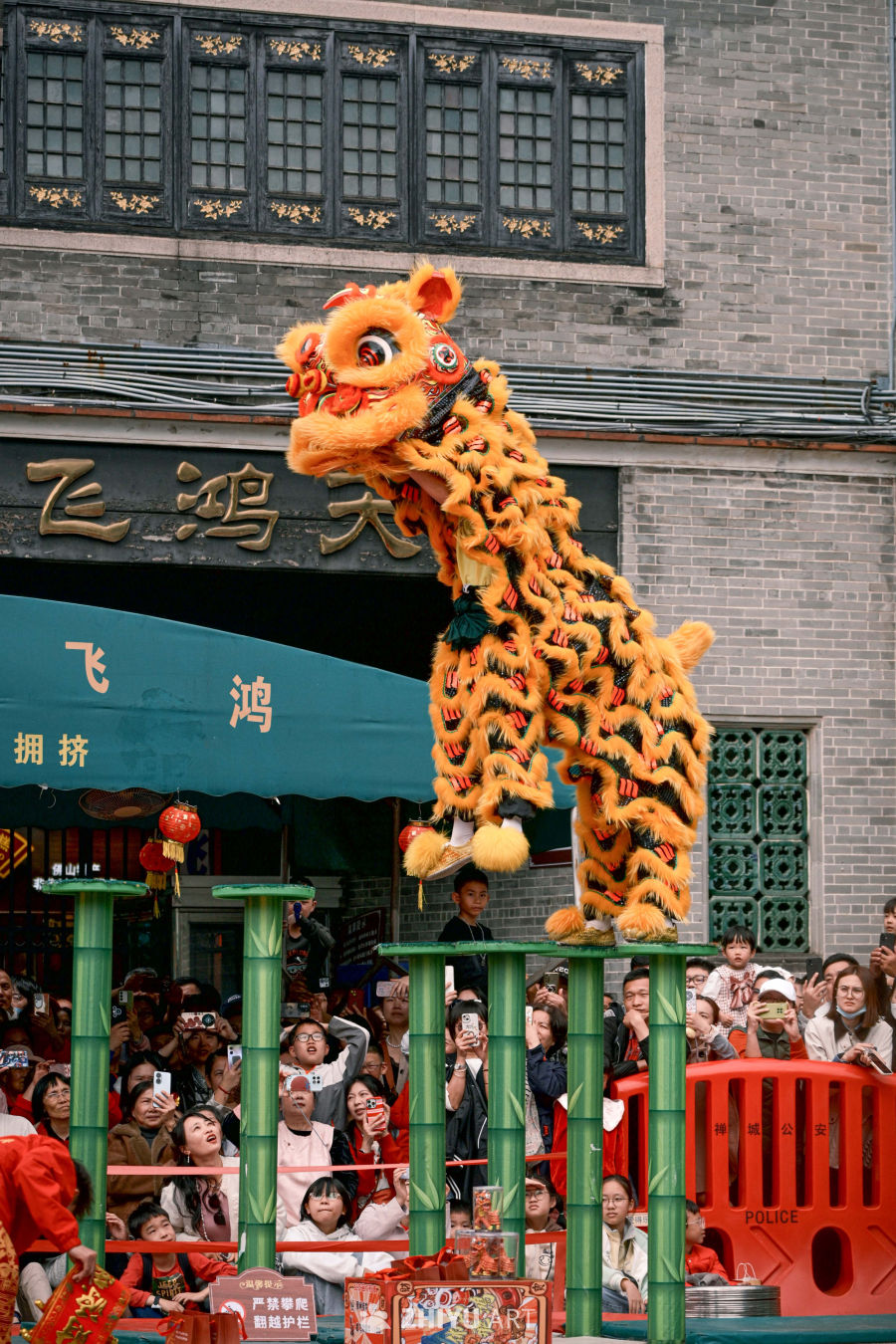 狮舞凌空：非遗绝技闹新春