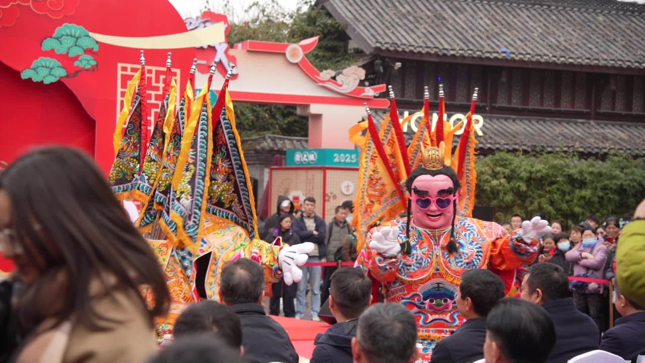 舞台上的电音三太子表演 4
