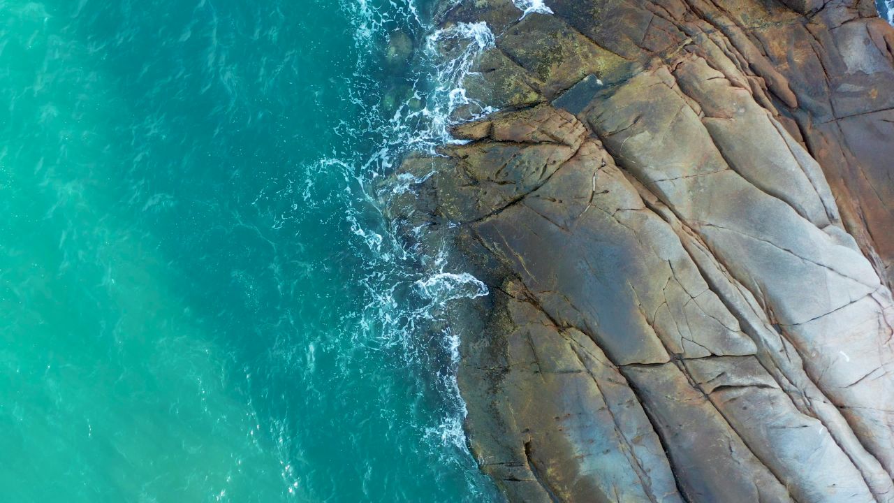 珠海东澳岛二四年十月海边岩石及浪花二