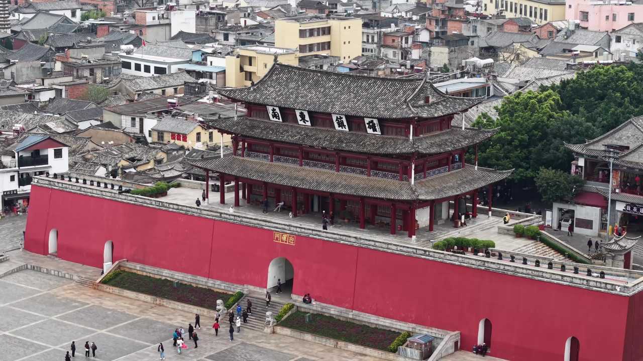 古城红墙与古建筑