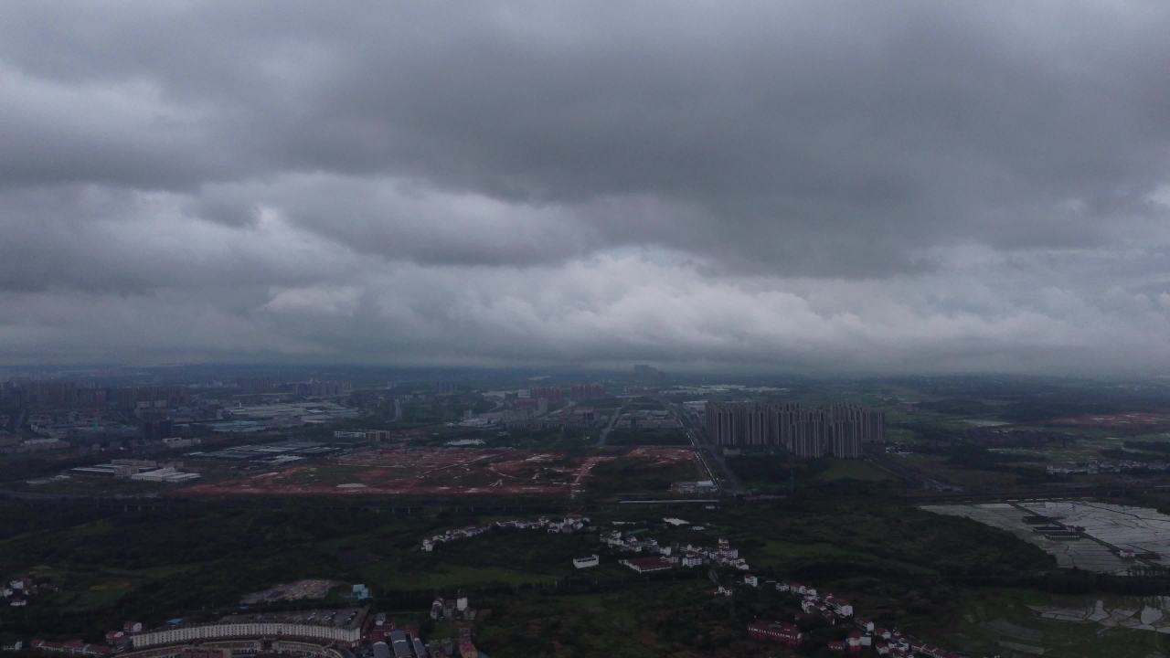 黑云压城中的城市