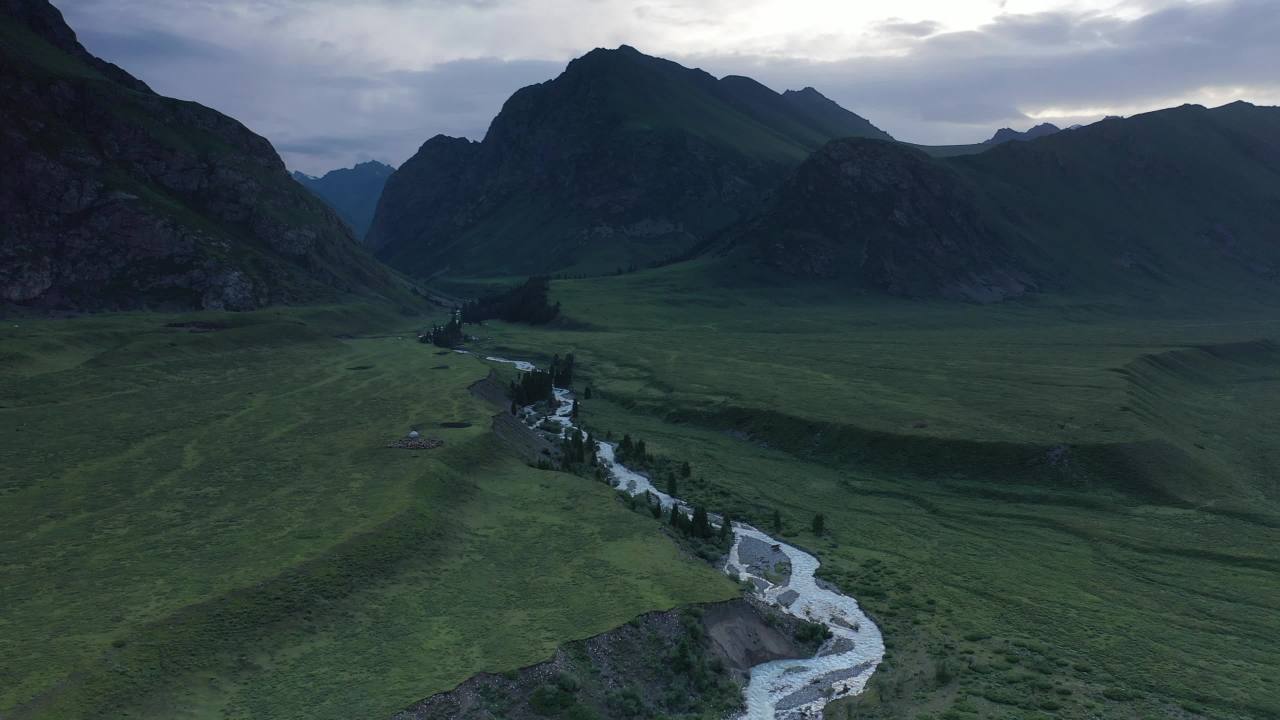 山间静谧河谷
