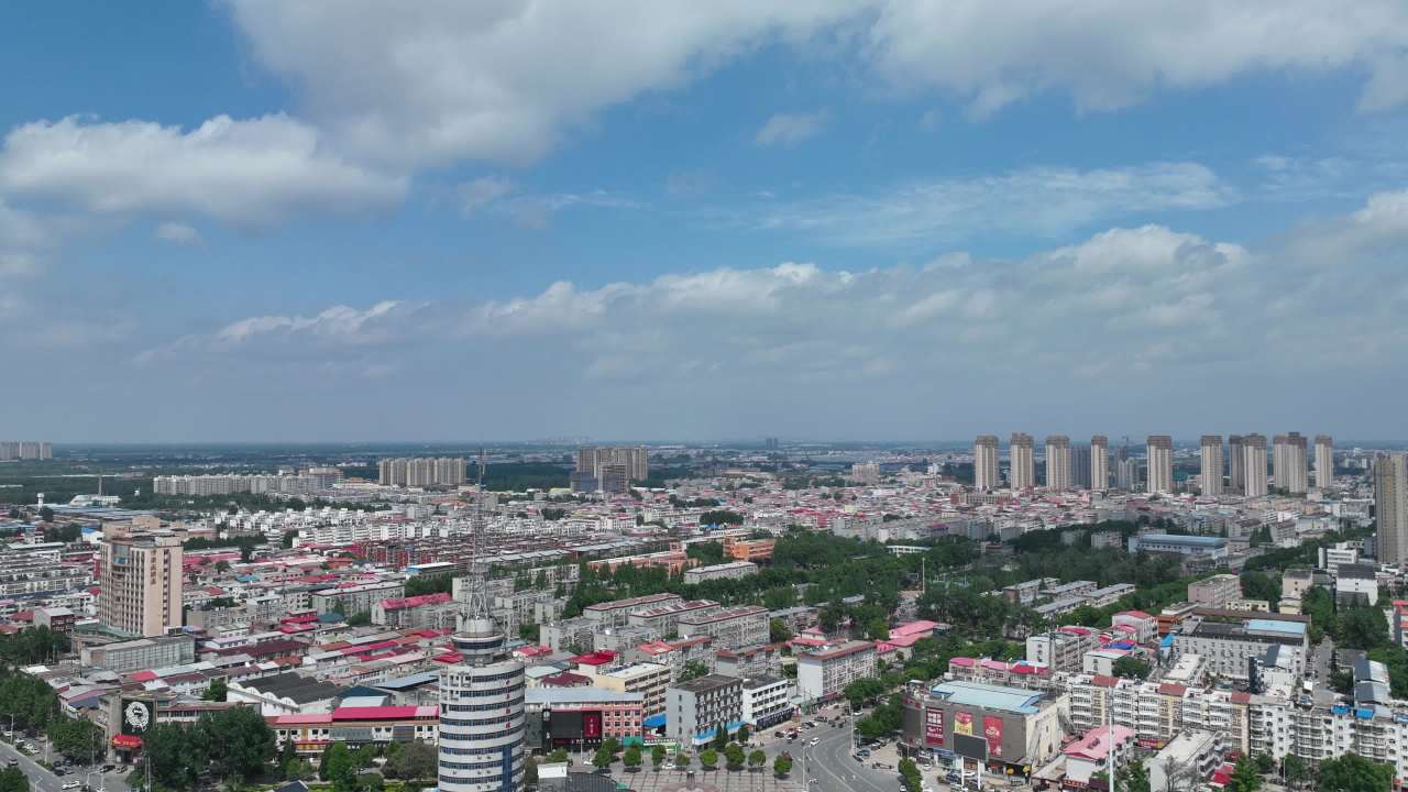 蓝天下的现代都市