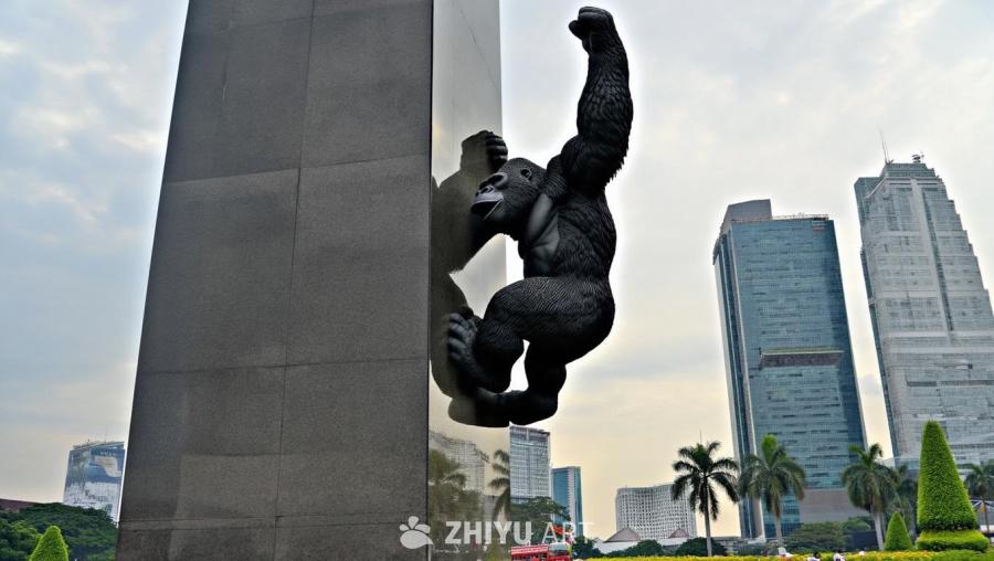 一只巨大的黑色金刚攀爬在方尖碑形状的纪念碑上，纪念