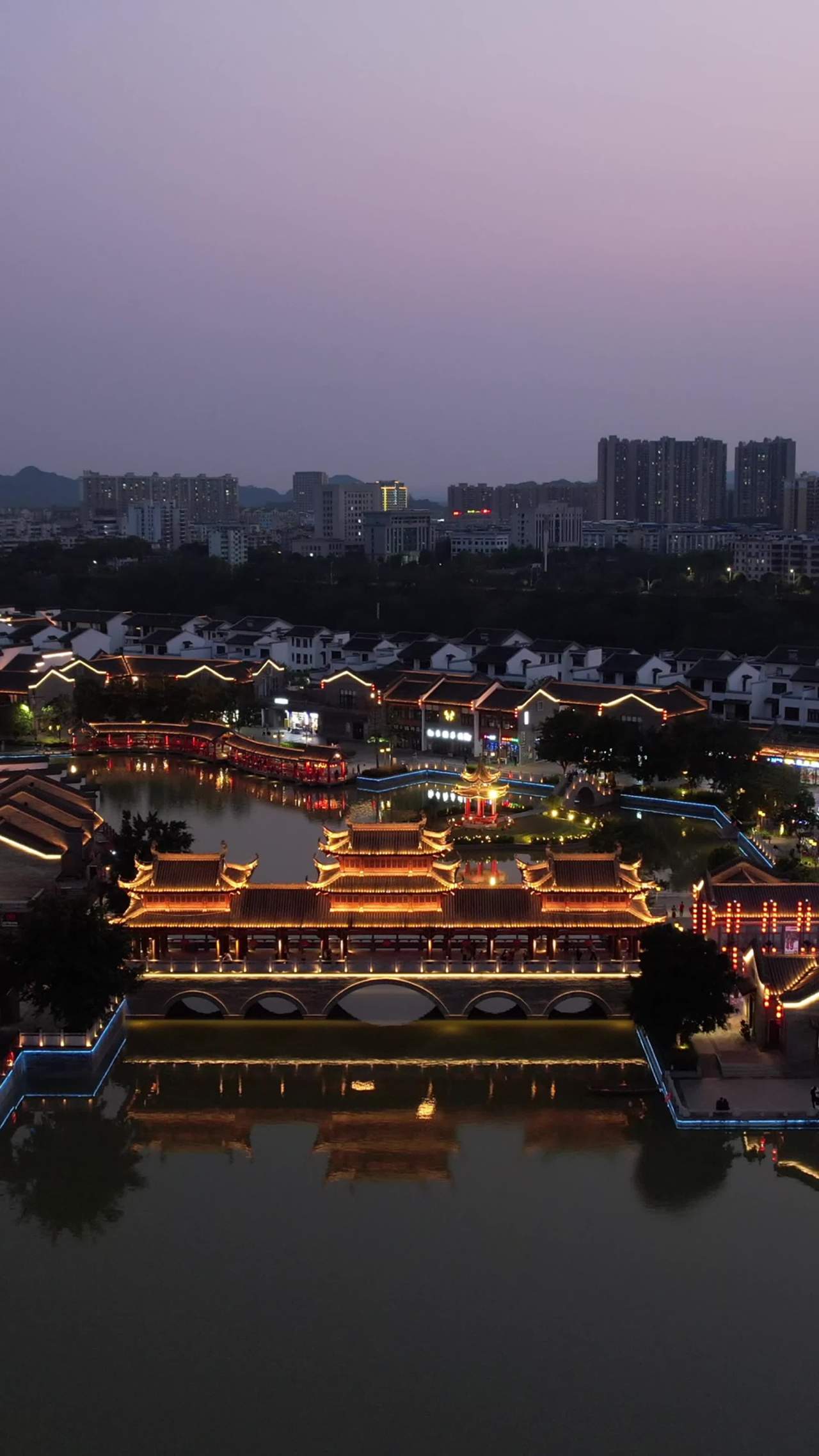 夜幕下的古桥与灯火