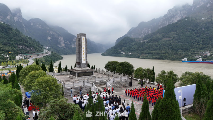 纪念活动在山间纪念碑前举行