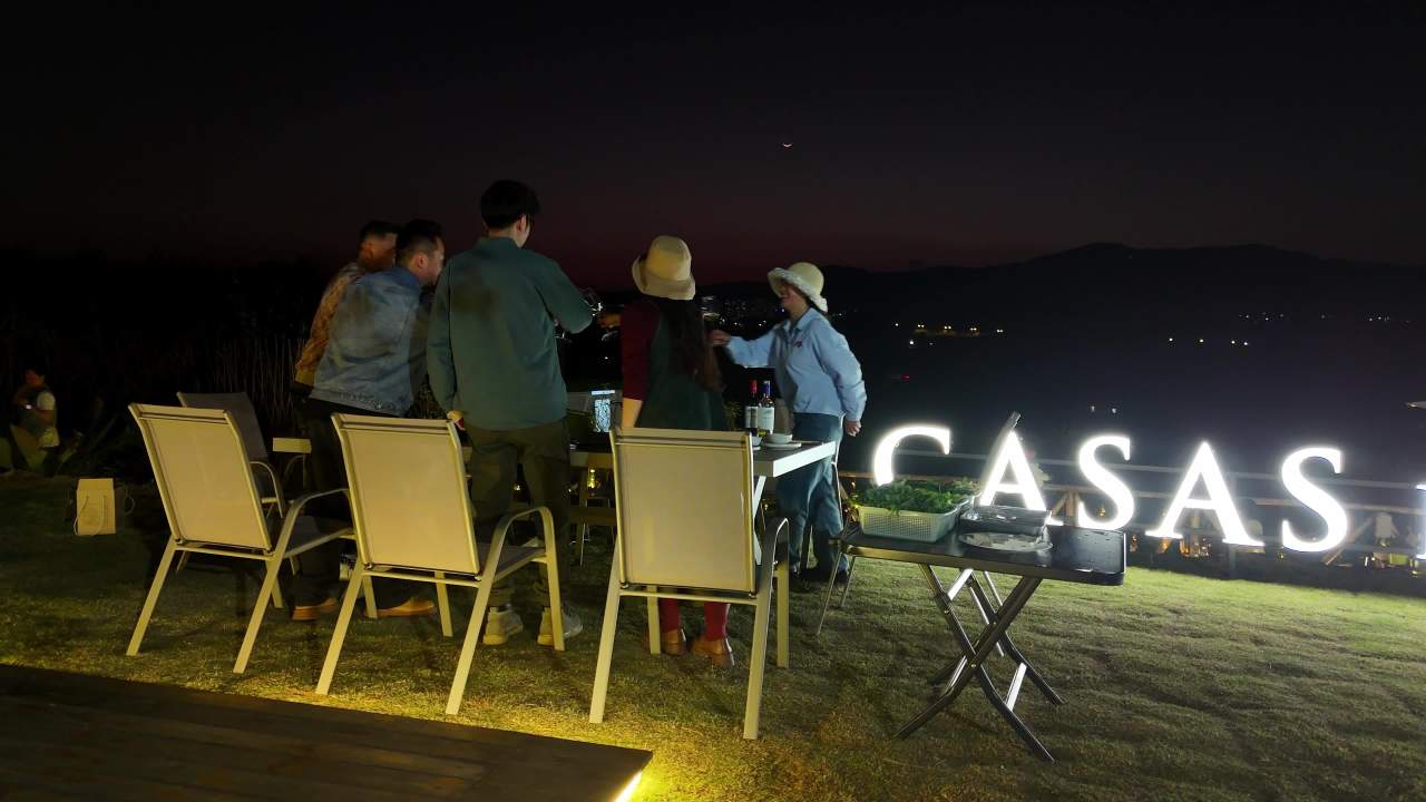 夜幕下的户外聚餐