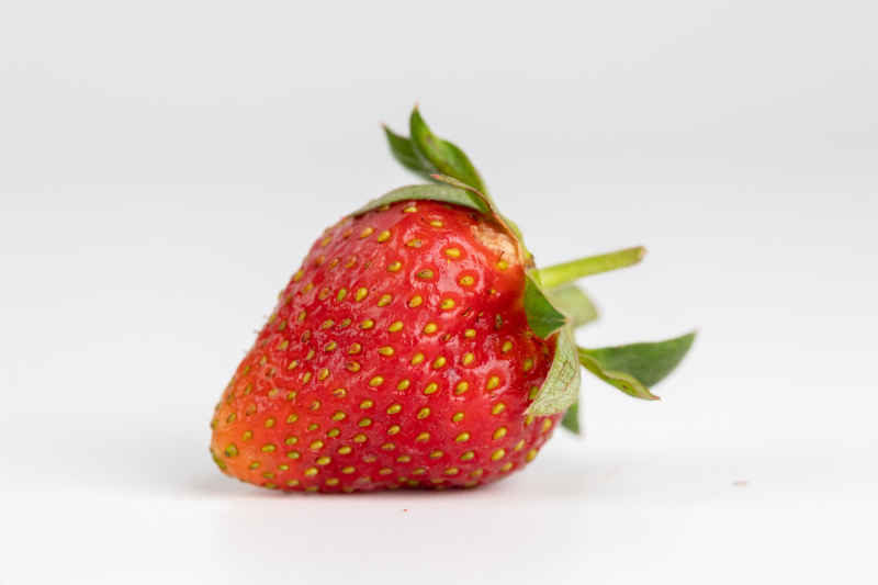新鲜草莓水果实拍 9