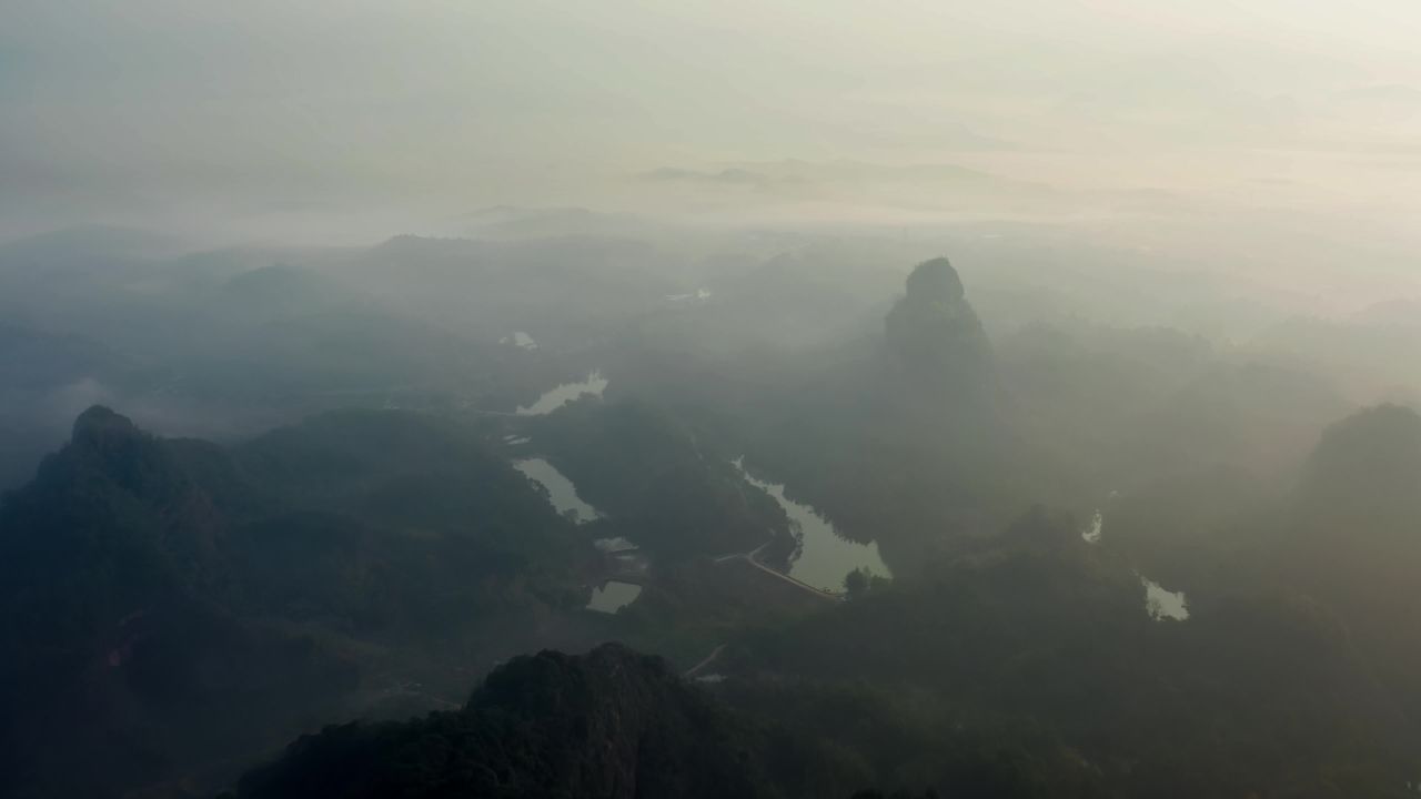 广东冬天雾霾丹霞山山水风光三