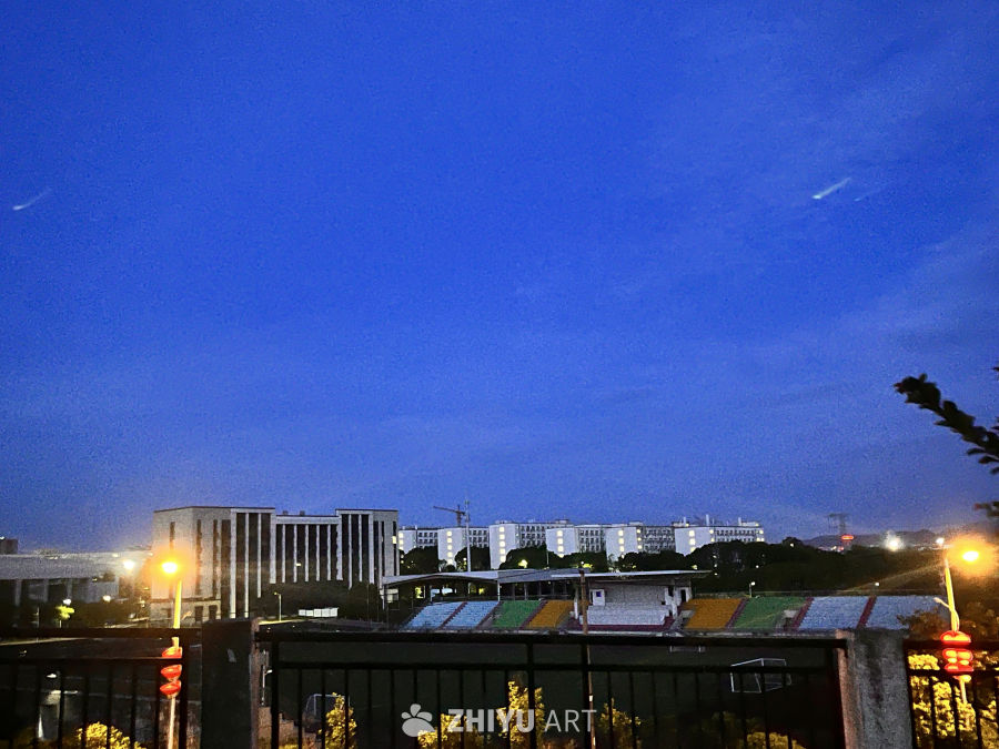 夜幕下的城市剪影
