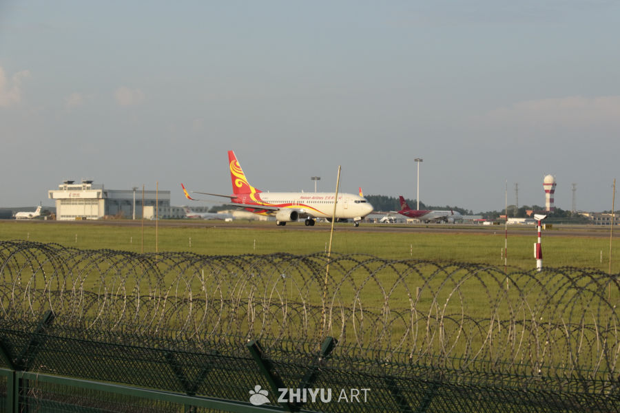 机场跑道上的海南航空飞机