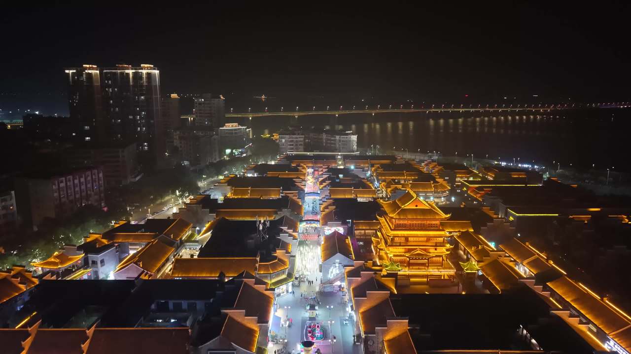 夜色中的古街