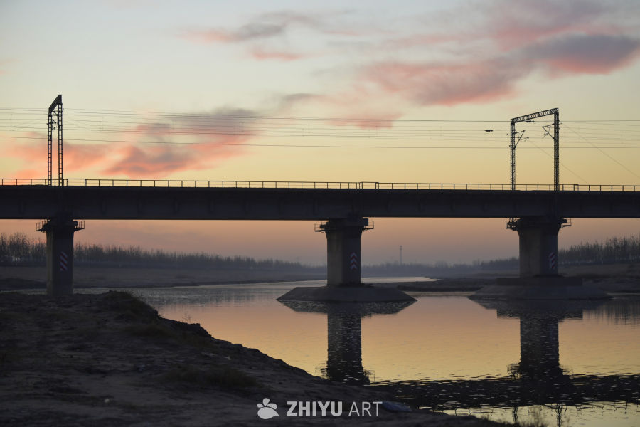 夕阳下的铁路桥