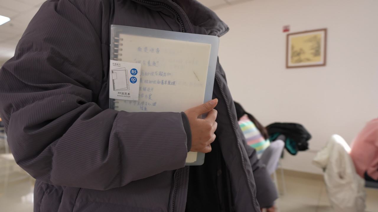 大学生行走的背影