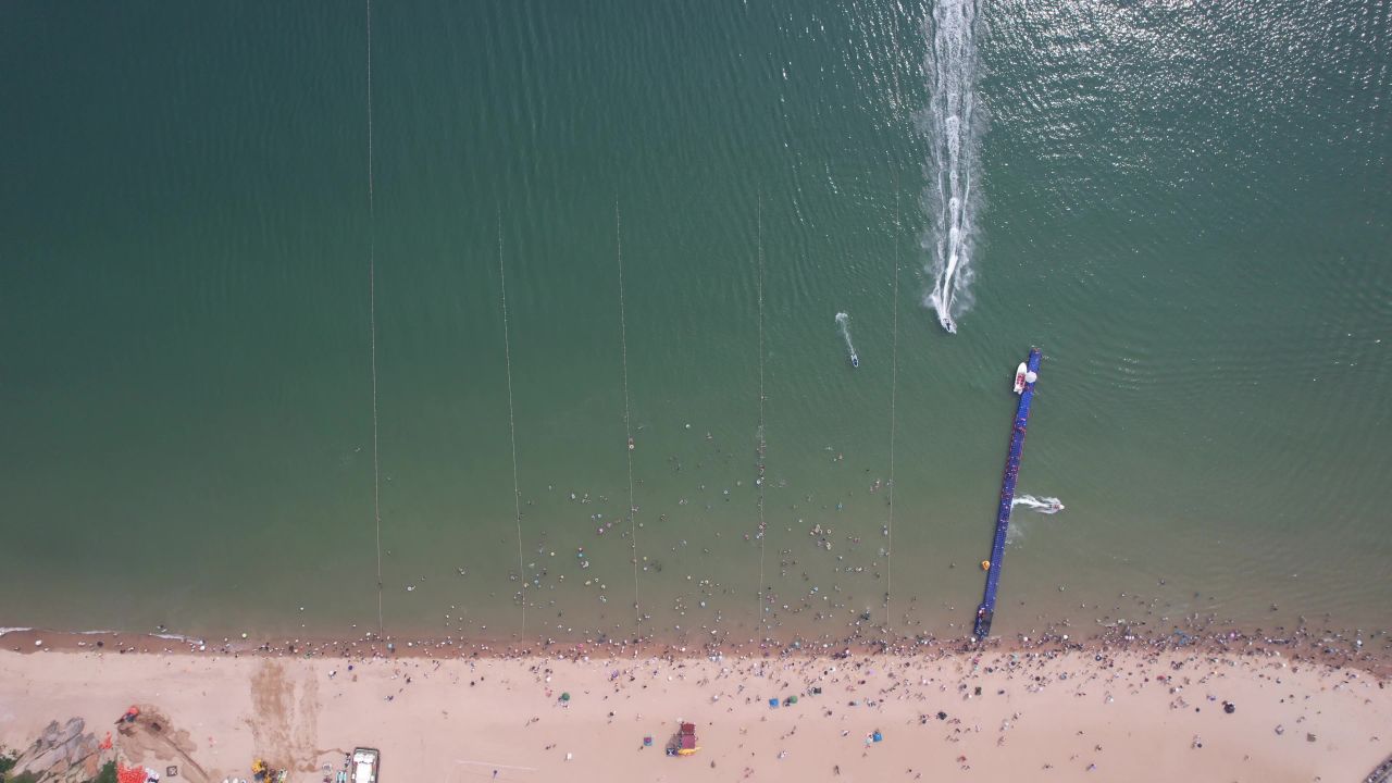 大海海洋沙滩礁石海岛自然风光航拍 